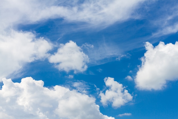 Mooie witte wolk in de lucht