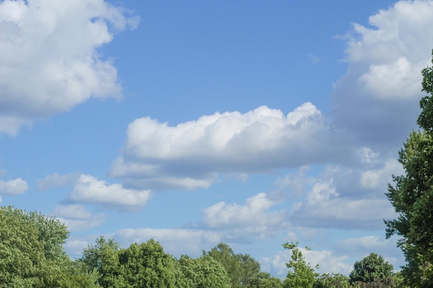 Mooie witte wolken in de blauwe lucht