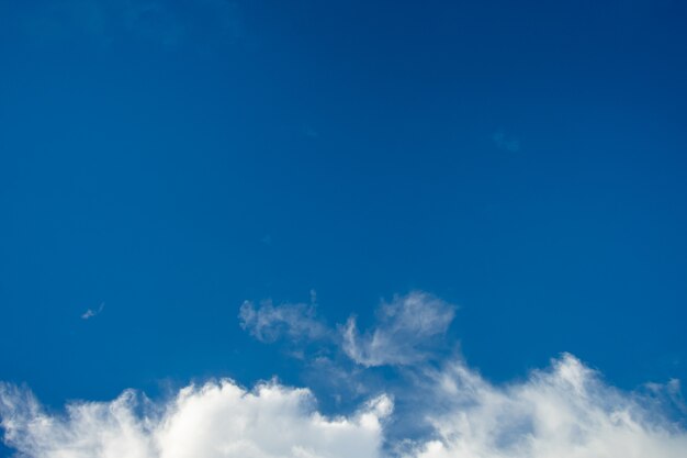 Mooie witte wolken met blauwe hemelachtergrond.