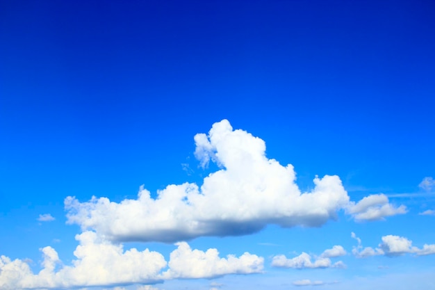 mooie witte wolken op blauwe hemelachtergrond Cloudscape panorama