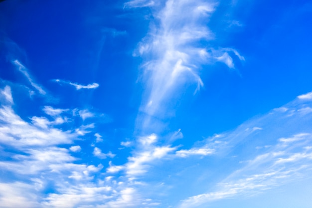 mooie witte wolken op een blauwe hemelachtergrond