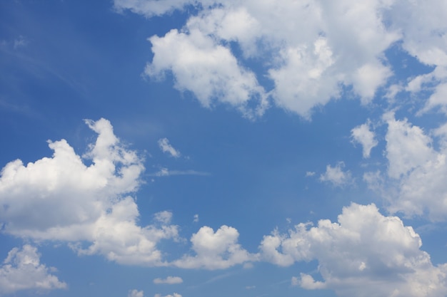 Mooie witte wolken op een blauwe lucht.