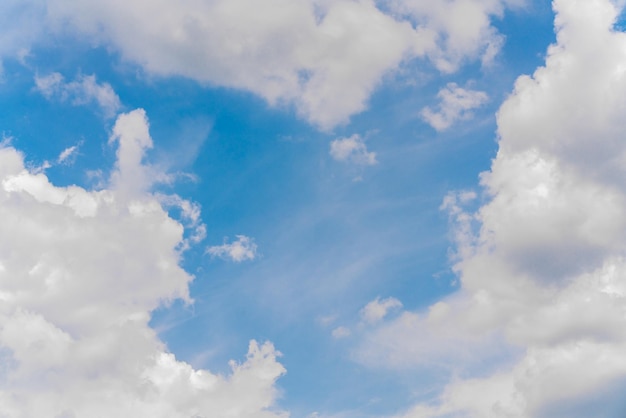 Mooie witte wolken op een helderblauwe achtergrond