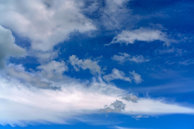 Mooie witte wolken op een helderblauwe achtergrond