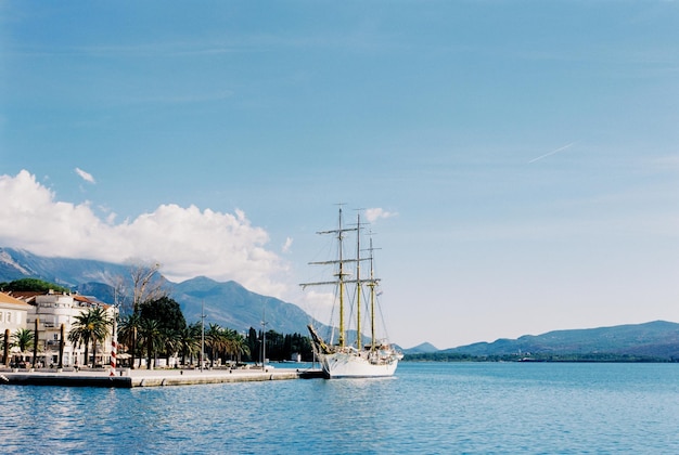 Mooie witte zeilboot ligt afgemeerd voor de kust van tivat montenegro