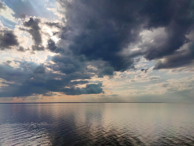 Mooie wolk boven de zee stralen van de zon door de wolken boven de zee