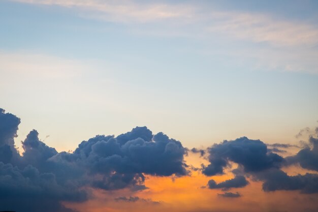 Mooie wolk en hemel vóór zonsondergangachtergrond