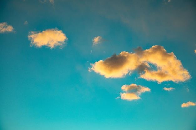 Foto mooie wolk in kleurrijke lucht bij zonsondergang timexdxa