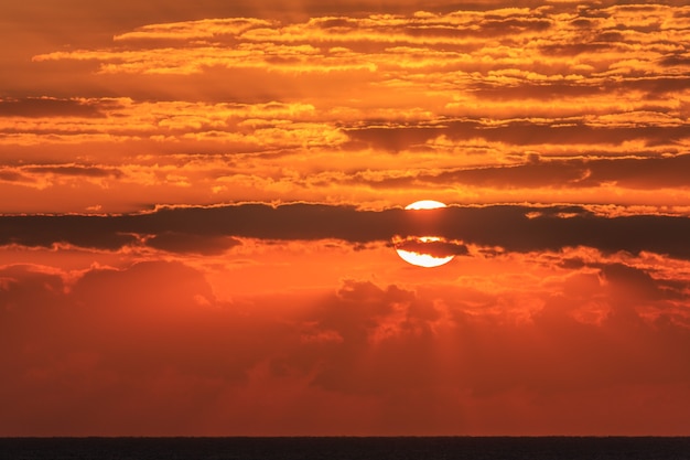 Mooie wolken bij zonsopgang boven de zee