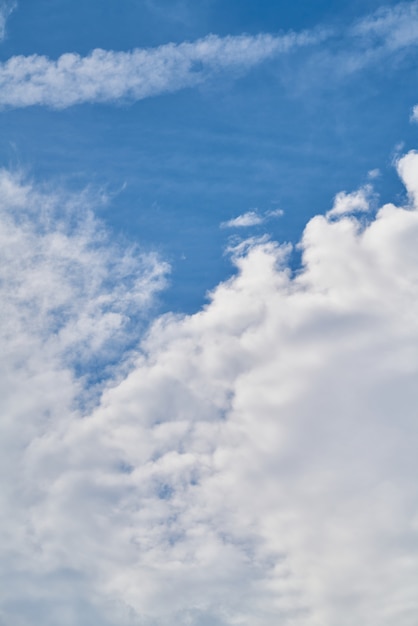 Mooie wolken en hemelachtergrond