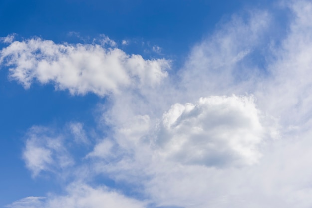 Mooie wolken en onscherpte hemelachtergrond