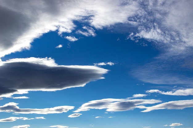 Mooie wolken in de blauwe lucht Blauwe lucht met wolken achtergrond