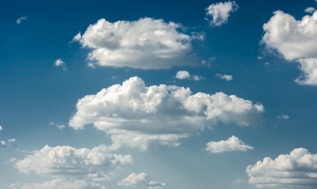 Mooie wolken in de blauwe lucht