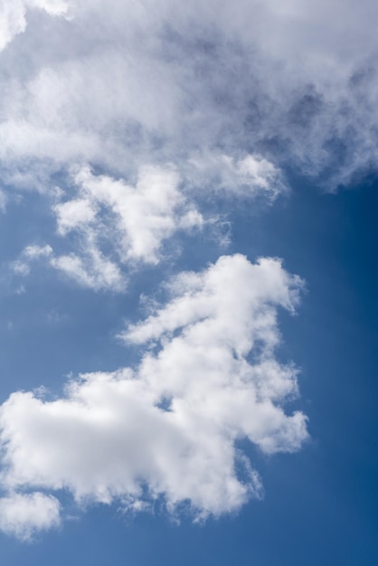 Mooie wolken in de blauwe lucht