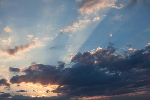 Mooie wolken in de lucht bij zonsondergang