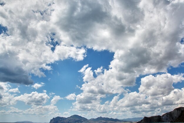 Mooie wolken met de ondergaande zon boven de zee