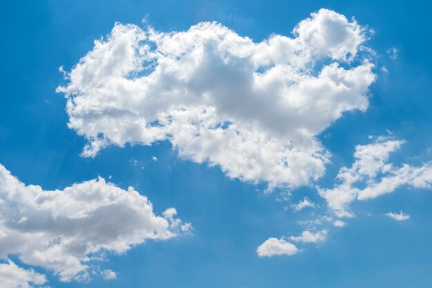 Mooie wolken op blauwe hemelachtergrond