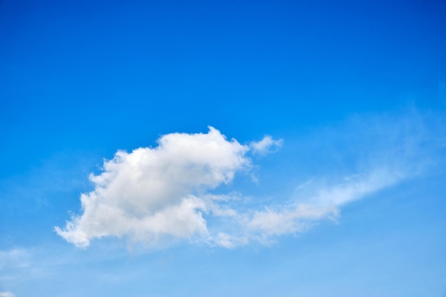 Mooie wolken op een zonnige middag