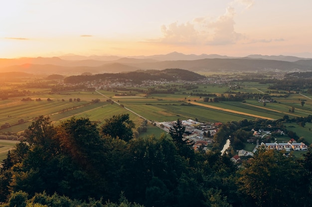 Foto mooie wolkenloze zonsondergang over de middelste bergen van slovenië