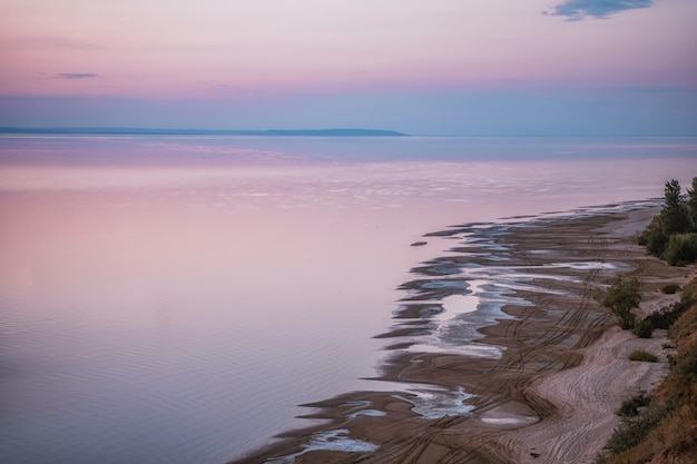 Foto mooie zachte lucht boven de zee tijdens zonsondergang roze romantische zomertinten van de lucht