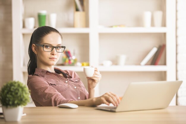 Mooie zakenvrouw met behulp van laptop