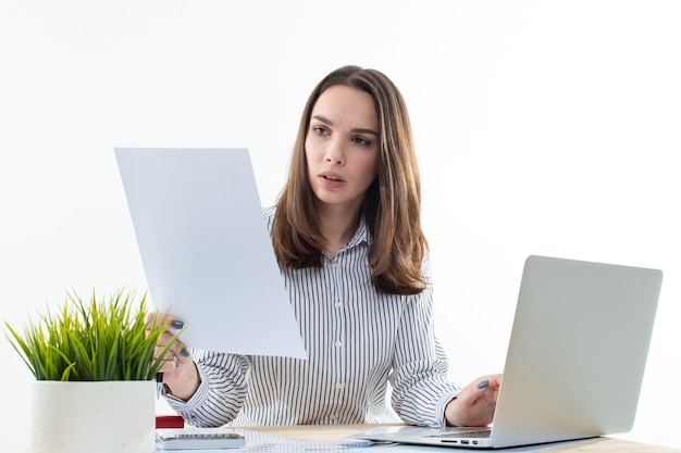 Mooie zakenvrouw met een laptop aan de balie