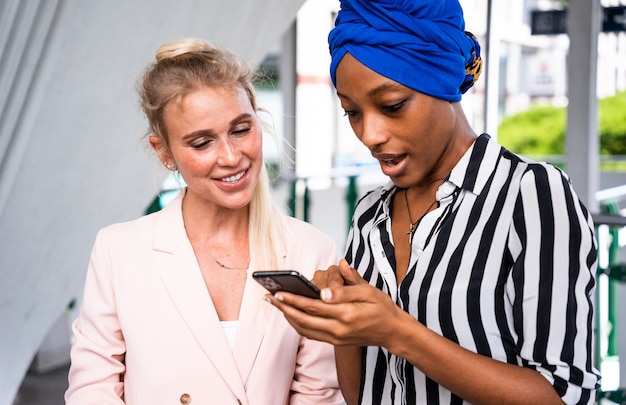 Mooie zakenvrouw op de luchthaven die vertrekt voor een werkreis. Smartphone gebruiken om te bellen