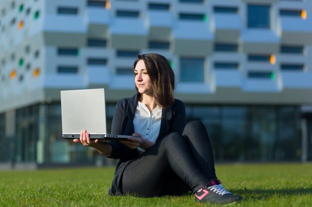 Mooie zakenvrouw werkt online