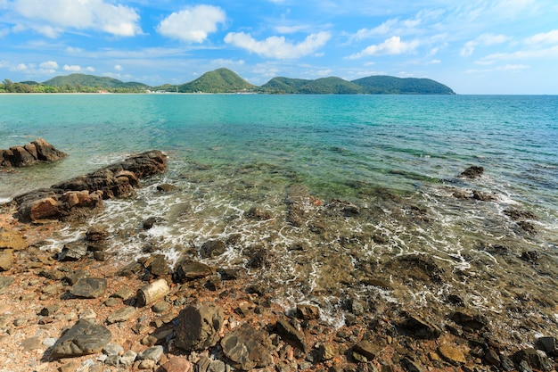 Mooie zee bij Sattahip in Thailand