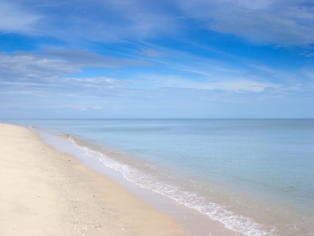 Mooie zeegezichtfoto&#39;s van strand en hemel met witte wolk in de zomer