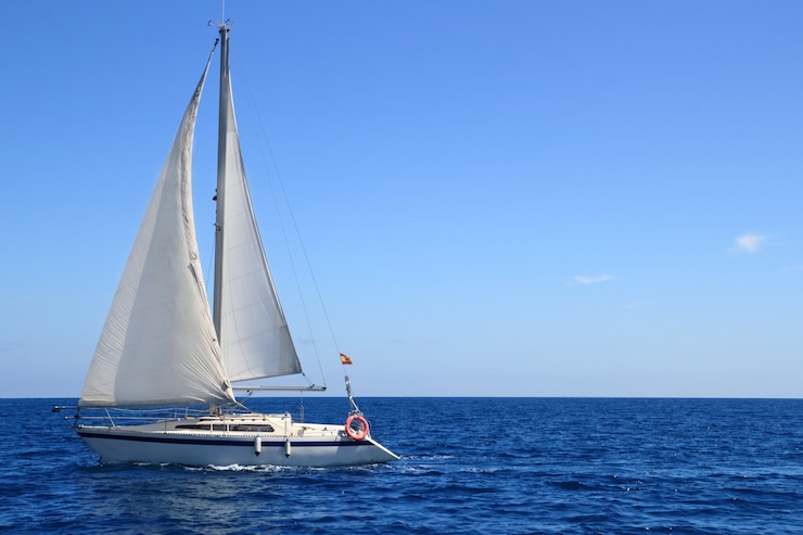 Foto mooie zeilboot zeilzeil blauwe middellandse zee