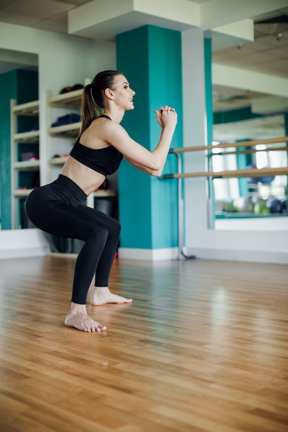 Mooie zelfverzekerde vrouw fitnesstraining