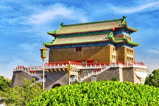 Mooie zhengyangmen-poort (qianmen-poort). deze beroemde poort bevindt zich in het zuiden van het tiananmen-plein in peking, china