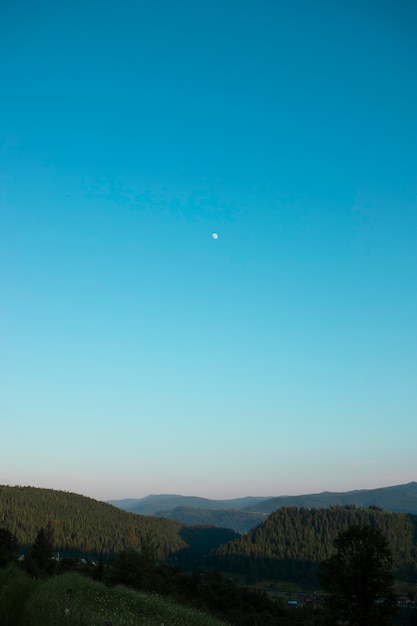 Mooie zomerse bergen met blauwe lucht