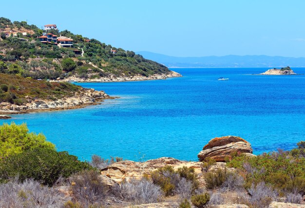 Mooie zomerse Egeïsche Zee kust landschap (in de buurt van Lagonisi, Sithonia, Chalkidiki, Griekenland).