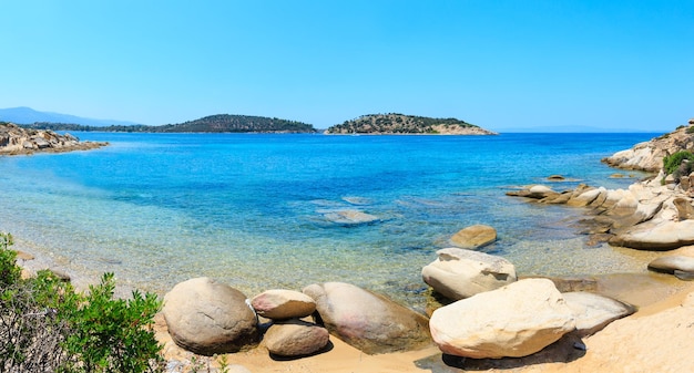 Mooie zomerse Egeïsche Zee kust landschap, Sithonia (in de buurt van Lagonisi strand), Chalkidiki, Griekenland.