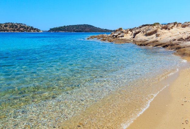 Mooie zomerse Egeïsche Zee rotsachtige kust landschap, Sithonia (in de buurt van Lagonisi strand), Chalkidiki, Griekenland.