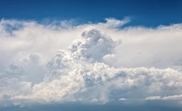 Mooie zomerse hemel met grote mooie wolken.