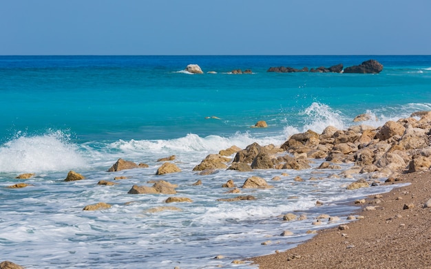 Mooie zomerse kiezelstrand aan de kust van Lefkas (Griekenland, Ionische Zee)