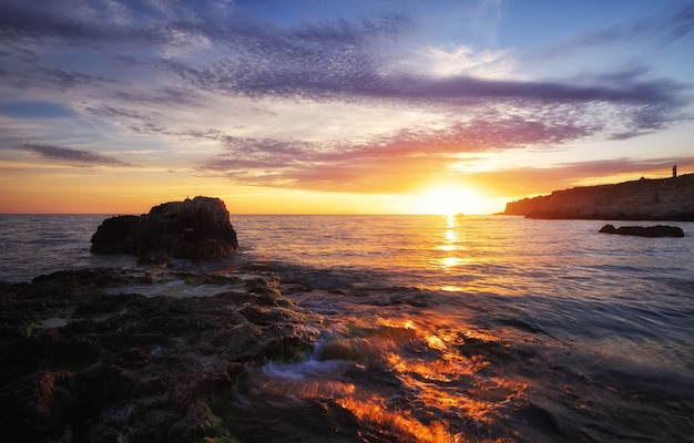 Mooie zomerse landschap met zonsondergang, kleurrijke lucht en zee. Samenstelling van de natuur