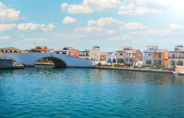 Mooie zomerse landschap van de zee baai met een brug en villa's in cyprus. zomerdag