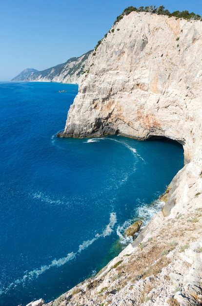 Mooie zomerse uitzicht vanaf Porto Katsiki strand aan de Ionische Zee (Lefkada, Griekenland) met grot with