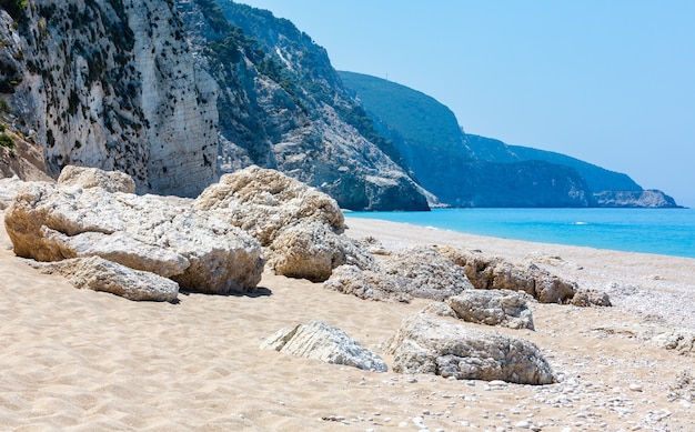 Mooie zomerse witte Egremni strand aan de Ionische Zee (Lefkada, Griekenland) panorama.