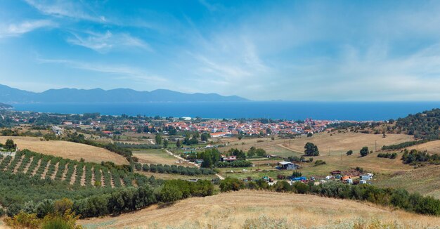 Mooie zomerse zeekust uitzicht met landelijke scène Athos schiereiland Halkidiki Griekenland