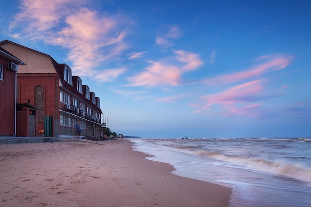 Foto mooie zomerse zonsondergang aan zee