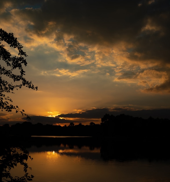 mooie zomerse zonsondergang op een meer in beieren