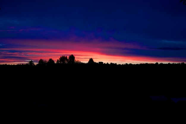 Mooie zomerse zonsopgang, geweldige zonsopgang landschappen, ochtend landschap op het platteland, Rusland