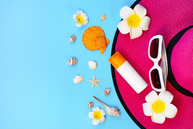 Mooie zomervakantie, strandaccessoires, zonnebrillen, hoed, sunblock en schelpen