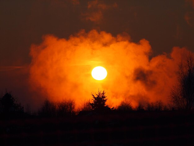 Foto mooie zon bij zonsondergang.