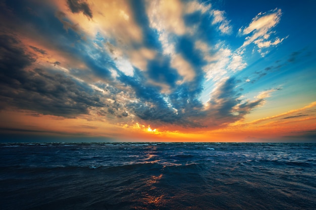 Mooie zon opkomst op het strand.